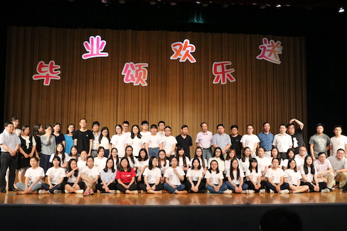 老虎机
老师与毕业生合影