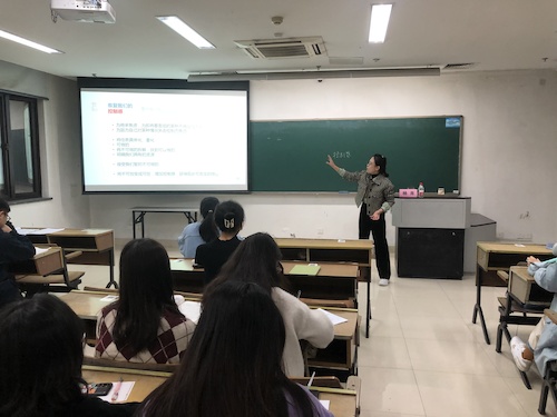 1老虎机
举办励学考研训练营之考研心态讲座